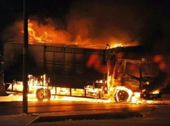 На Кубани в крупном ДТП сгорел грузовик со спиртом