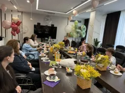 Матерей и жен участников СВО поздравил с 8 Марта депутат Гордумы Краснодара