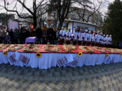 Пять тысяч блинов испекли в Новороссийске ради флешмоба