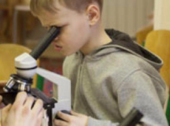 Спасателям пришлось доставать ребенка из микроскопа