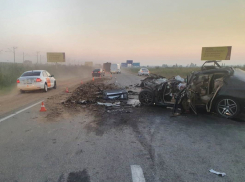 Водитель и двое пассажиров Mercedes погибли в ДТП с грузовиком под Краснодаром