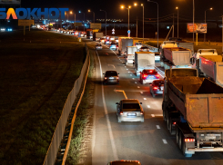 К Крымскому мосту образовались 10-километровые пробки
