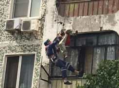 Выпавший из окна 5 этажа мужчина запутался в бельевых веревках в Новороссийске
