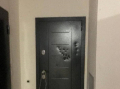 В Краснодаре кошмарящий жильцов дома дебошир топором разбил дверь соседей