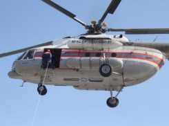  На поиск пропавших моряков с горящих судов в Керченском проливе направили вертолет из Геленджика 