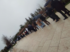 Сотни краснодарцев выстроились в очередь к Японскому саду