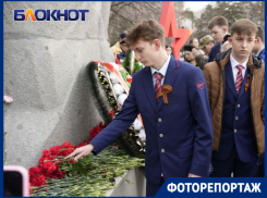 В годовщину освобождения Краснодара к памятникам и мемориалам массово возложили цветы 