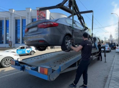 «Нарушителей становится меньше»: ровно год назад в Краснодар вернулись эвакуаторы 