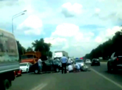 В Краснодаре мотоциклист сломал кости в ДТП с иномаркой