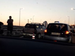 «С почином»: в сети обсуждают ДТП на Крымском мосту