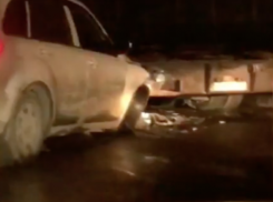 В Краснодаре кроссовер врезался в фуру