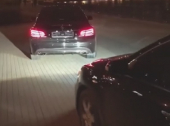 Мажоры на статусных авто без номеров прокатились по пешеходной зоне Кубанской набережной 