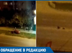 Легковушка потеряла колесо в открытом люке и снесла дорожное ограждение в Краснодаре