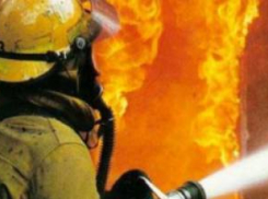 В Армавире пожар на складах с гофротарой охватил 300 м2