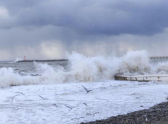 Из-за шторма на всех пляжах Анапы запретили купание