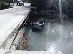 На Кубани автомобиль вылетел с моста в реку