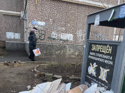 В Краснодаре выкинули мусор под запрещающий это делать плакат