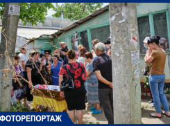 «Убил за то, что к бабушке просился»: соседи рассказали на похоронах о жизни забитого отчимом Володи