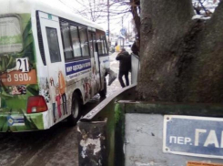 Пустой автобус снес легковушку в Краснодаре