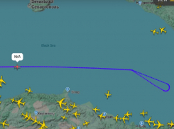 Таинственный самолёт летает над морем вблизи Краснодарского края