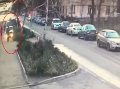  Водитель в Краснодаре сбил женщину на тротуаре, врезался в «ГАЗель» и сбежал 