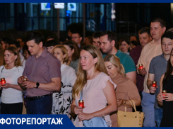 Молодёжь в белом и забытые маски: тысячи краснодарцев прошли со свечами в День памяти и скорби