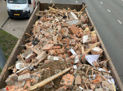 В Краснодаре «черный» мусорщик попался полицейским и лишился машины