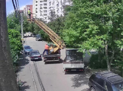 Момент трагической смерти краснодарского электрика от удара током попал на видео