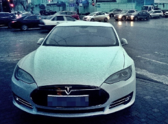 Владелец «Tesla» бросил авто на пешеходном переходе в Краснодаре
