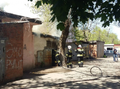 В Краснодаре вспыхнул гараж с машиной из-за брошенного окурка