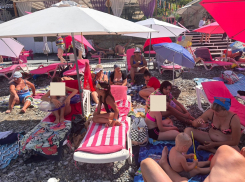 Туристов из Краснодара возмутила стоимость лежаков на пляже в Сочи 