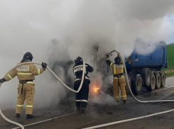 На трассе в Краснодарском крае во время движения сгорел грузовик