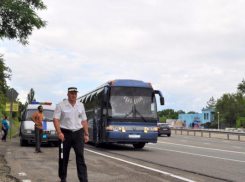 Пассажиры междугороднего автобуса застряли на трассе в 30-градусную жару