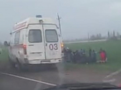 «Очень много скорых!»: на Кубани лоб в лоб столкнулись микроавтобус и легковушка