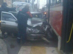 В Краснодаре из-за ДТП с участием трамвая и ВАЗа образовалась пробка