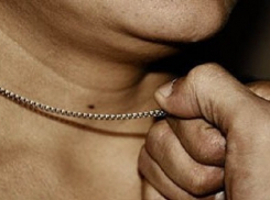 В Новороссийске мужчина сорвал с пенсионерки золотую цепочку