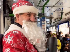 «Почему без маски»: Дед Мороз устроил пати в краснодарском троллейбусе