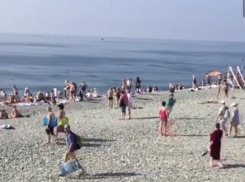 Сочинцы устроили заплыв в море в конце октября 