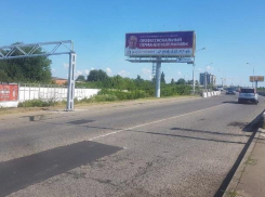 Автобусы сбили габаритные рамы с обеих сторон Яблоновского моста в Краснодаре