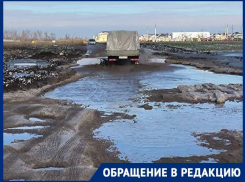 В Краснодаре детям приходится форсировать огромные лужи по пути в школу 