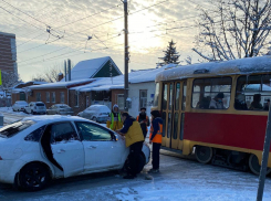 «Столкновения не было»: водитель Ford врезался в трамвай в Краснодаре