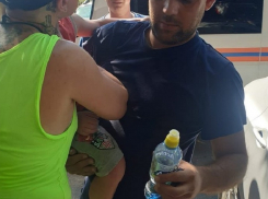 В Новороссийске спасли оставленного в закрытой машине на жаре ребенка