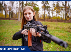 Гранаты, автоматы и эвакуации раненых: в Краснодаре парней и девушек экстренно обучают боевой подготовке
