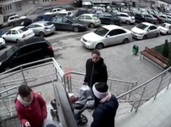 Хулиганами, сбросившими кирпич из окна многоэтажки на прохожих, занялась полиция Краснодара 