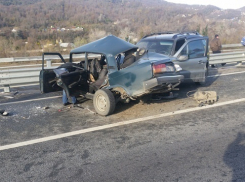 В Сочи из-за гололеда столкнулись два автомобиля