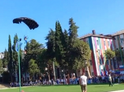 В Лазаревском парашютисты высадились на школьную линейку