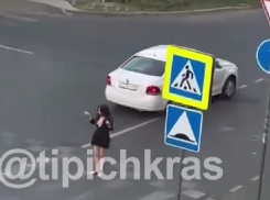 В Краснодаре госпитализировали раздевшуюся на улице женщину