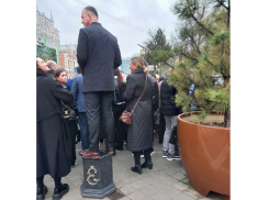 Пресс-сек мэра Краснодара влез на урну в день освобождения города