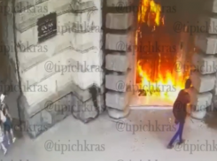 Появилось видео поджога здания УФСБ в Краснодаре