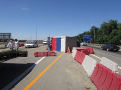 В Кущевском районе водитель грузового автомобиля сбил дорожных рабочих